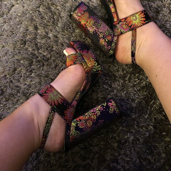 NWOT Qupid Floral Brocade Chunky Platform Heel - Picture 12 of 12